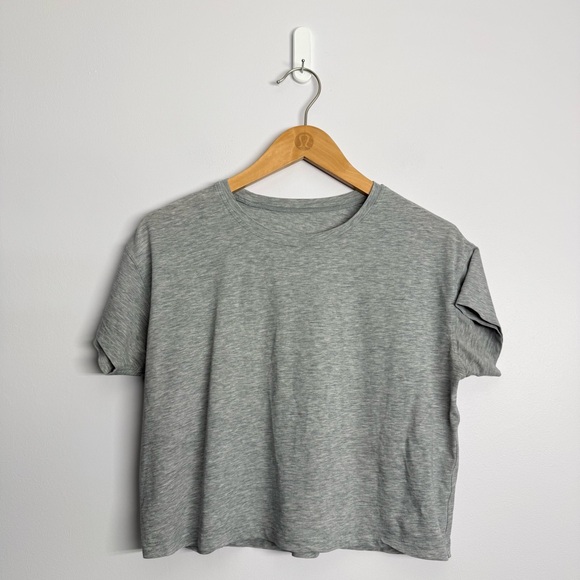 Lululemon Cates Tee Heathered Core Light Grey Size 6? PTP 20.5” - Picture 1 of 4